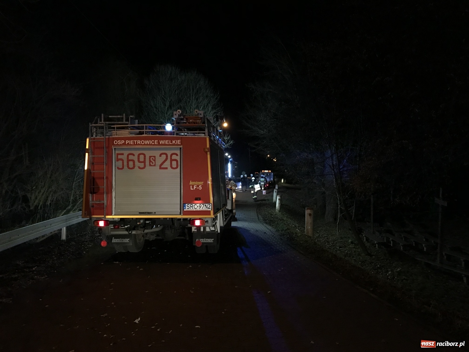 Zdjęcie w galerii na portalu naszraciborz.pl: Opel rozbił się przy kościółku w Pietrowicach Wielkich [FOTO] wiadomości z regionu