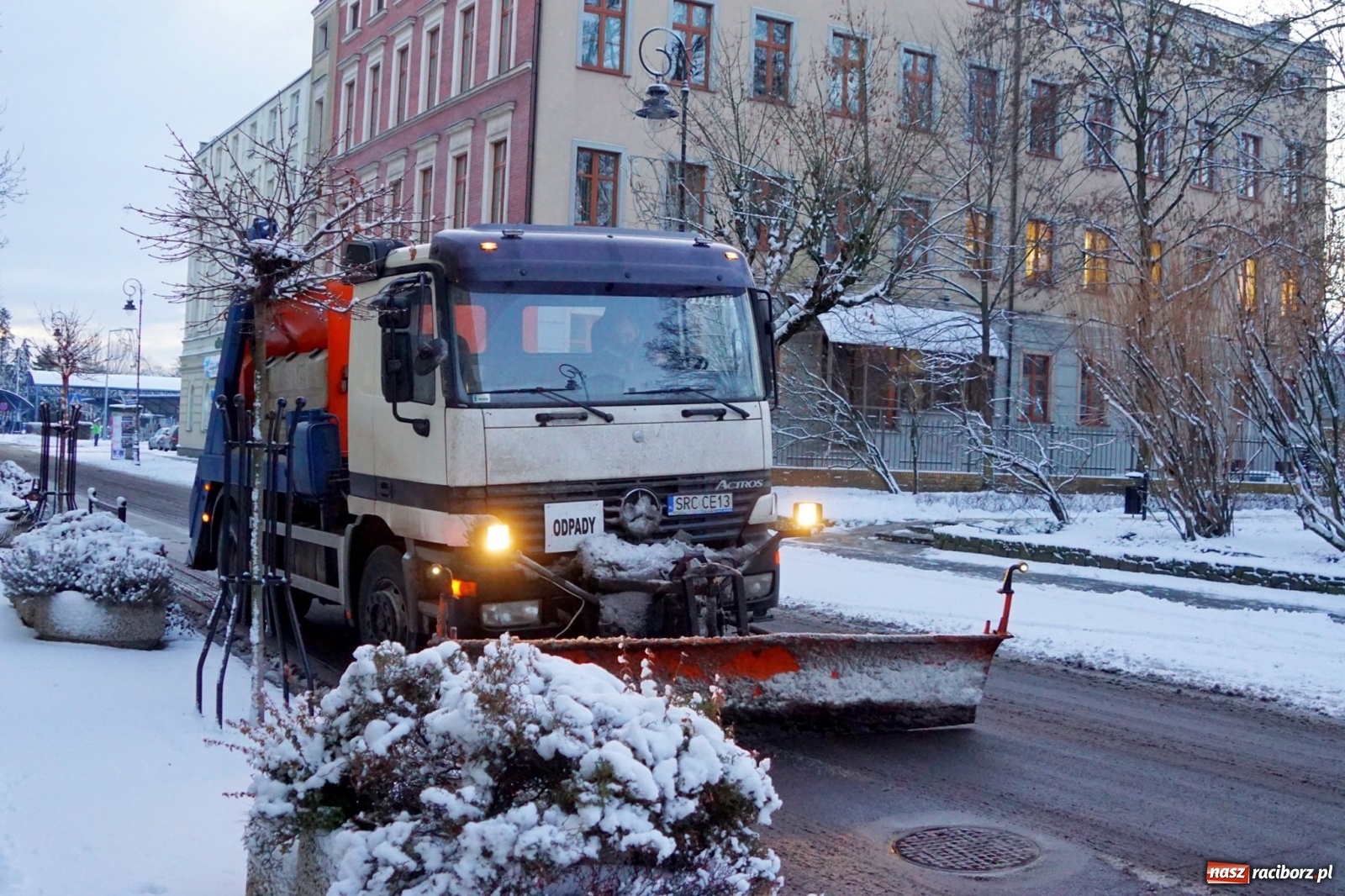 Zdjęcie w galerii na portalu naszraciborz.pl: Akcja Zima 2021 - drogowcy na froncie walki ze śniegiem wiadomości z regionu