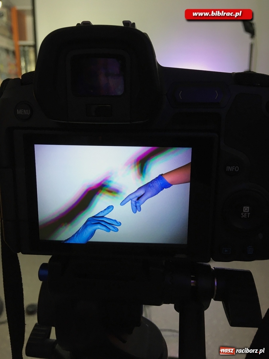 Zdjęcie w galerii na portalu naszraciborz.pl:  Kreatywna fotografia z raciborską biblioteką wiadomości z regionu