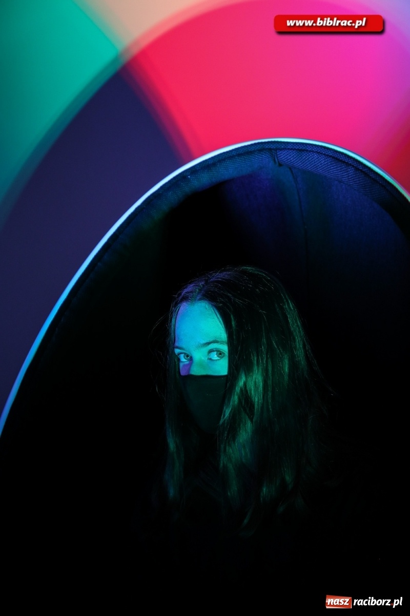 Zdjęcie w galerii na portalu naszraciborz.pl:  Kreatywna fotografia z raciborską biblioteką wiadomości z regionu