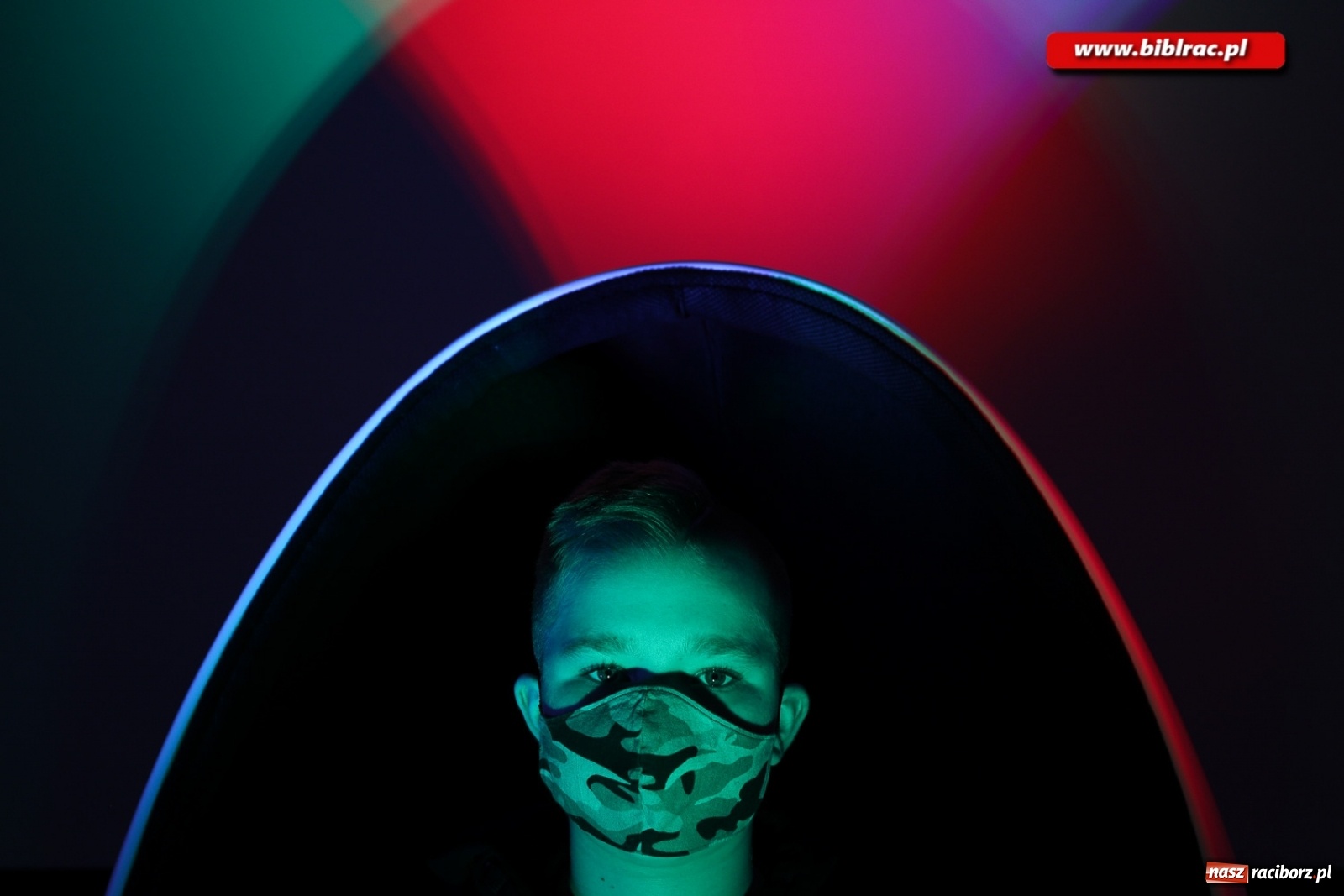 Zdjęcie w galerii na portalu naszraciborz.pl:  Kreatywna fotografia z raciborską biblioteką wiadomości z regionu