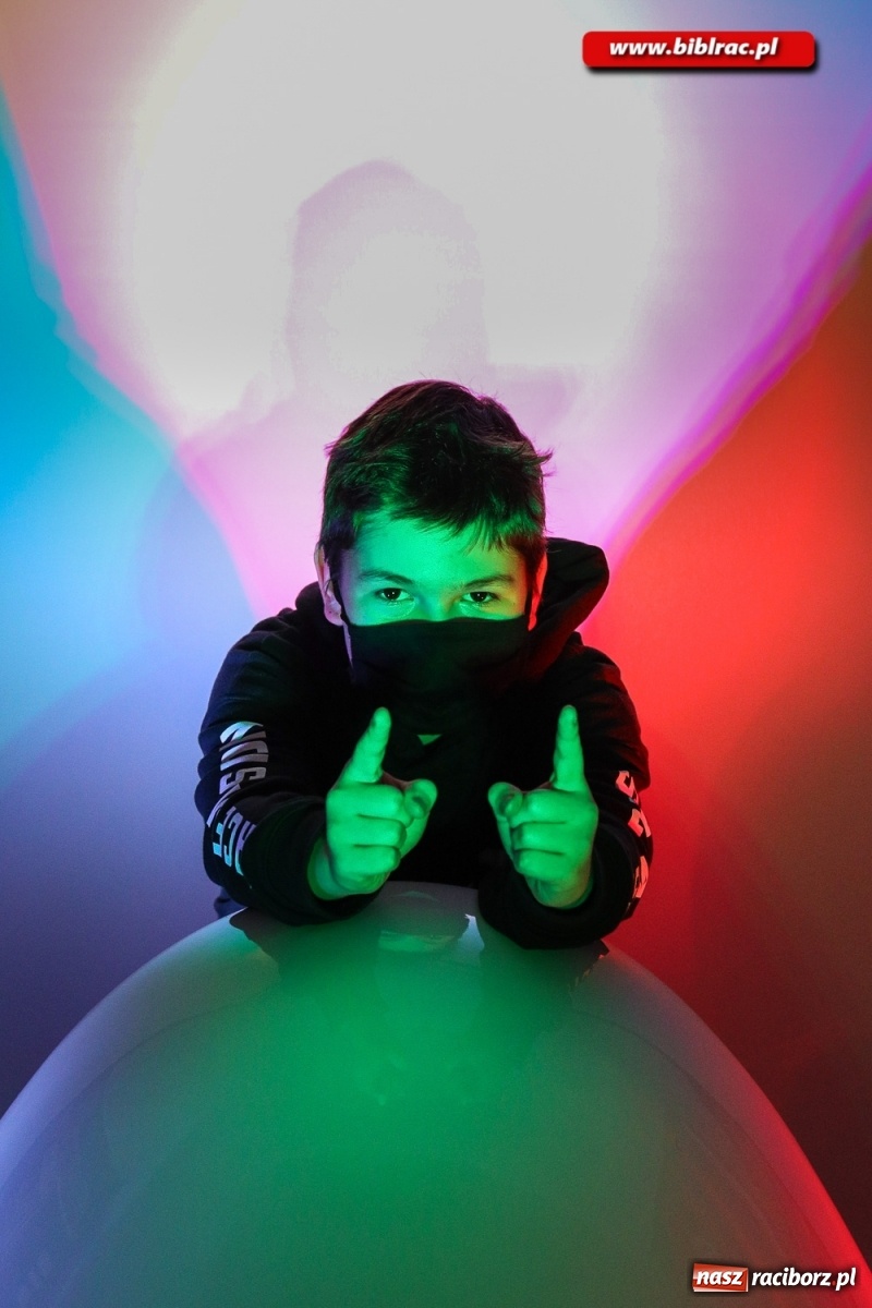 Zdjęcie w galerii na portalu naszraciborz.pl:  Kreatywna fotografia z raciborską biblioteką wiadomości z regionu