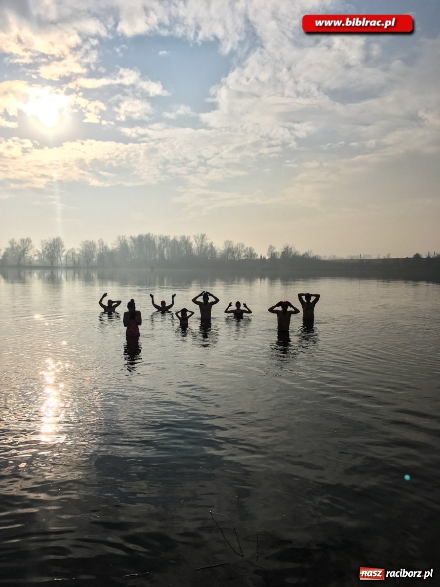 Zdjęcie w galerii na portalu naszraciborz.pl:  Kreatywna fotografia z raciborską biblioteką wiadomości z regionu
