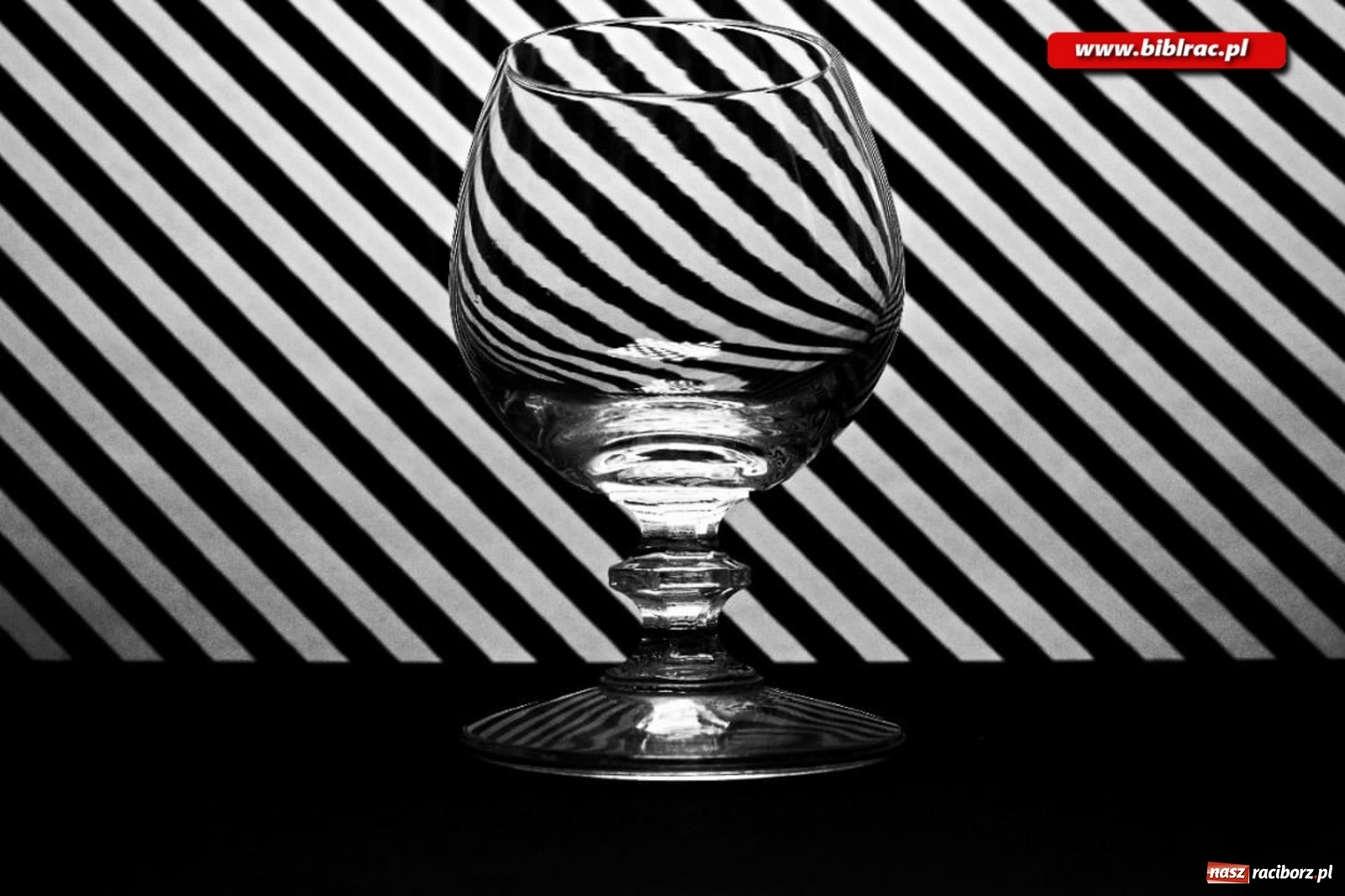 Zdjęcie w galerii na portalu naszraciborz.pl:  Kreatywna fotografia z raciborską biblioteką wiadomości z regionu