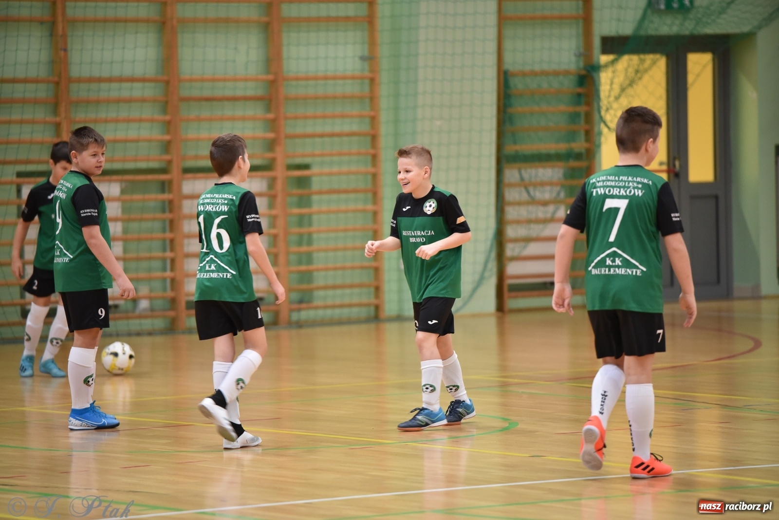 Zdjęcie w galerii na portalu naszraciborz.pl: Halowa rywalizacja o puchar prezesa ŚlZPN [FOTO] wiadomości z regionu