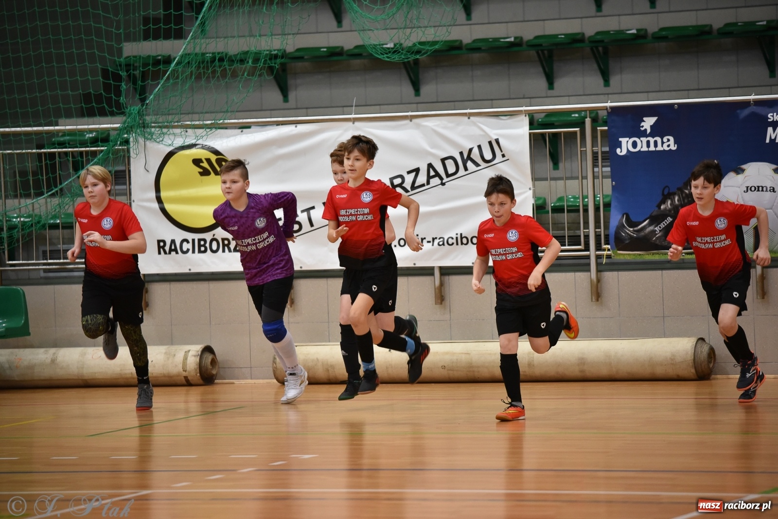 Zdjęcie w galerii na portalu naszraciborz.pl: Halowa rywalizacja o puchar prezesa ŚlZPN [FOTO] wiadomości z regionu