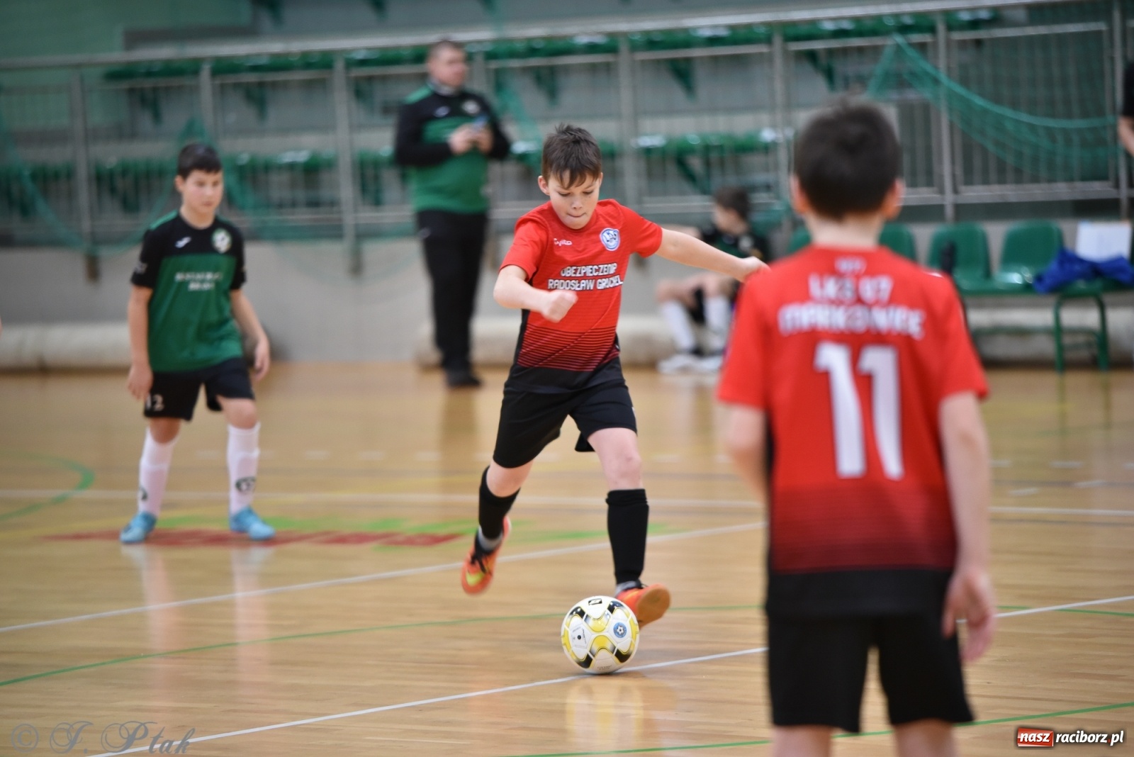 Zdjęcie w galerii na portalu naszraciborz.pl: Halowa rywalizacja o puchar prezesa ŚlZPN [FOTO] wiadomości z regionu