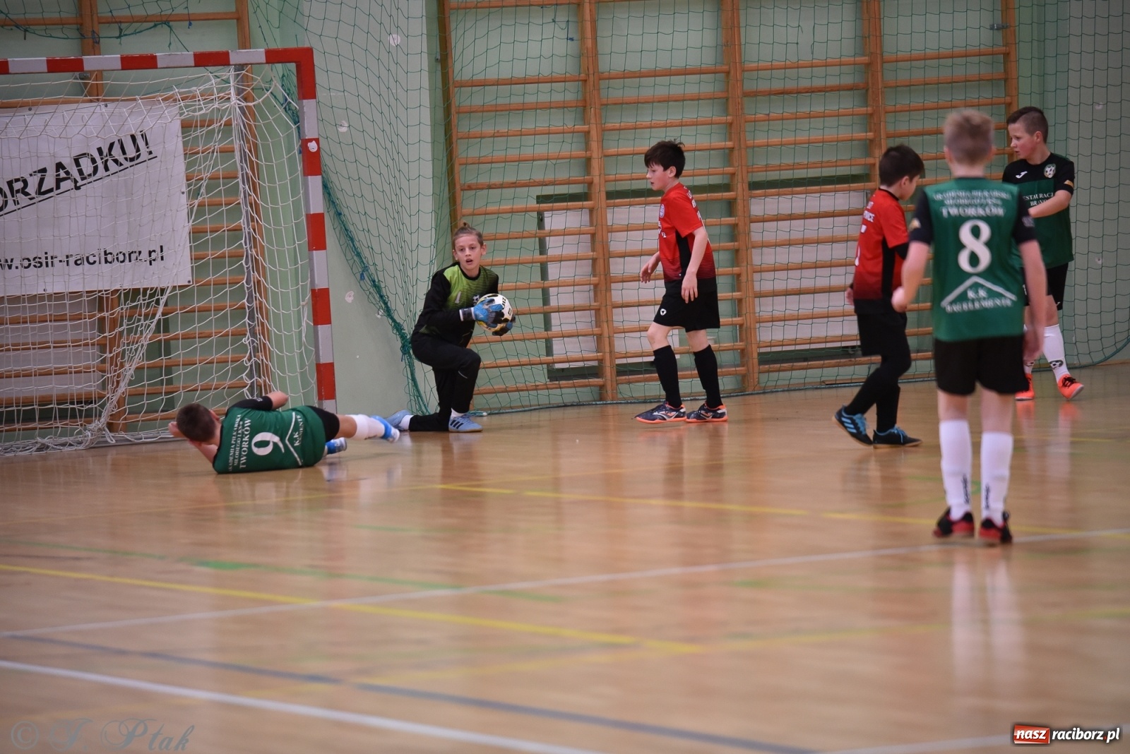 Zdjęcie w galerii na portalu naszraciborz.pl: Halowa rywalizacja o puchar prezesa ŚlZPN [FOTO] wiadomości z regionu