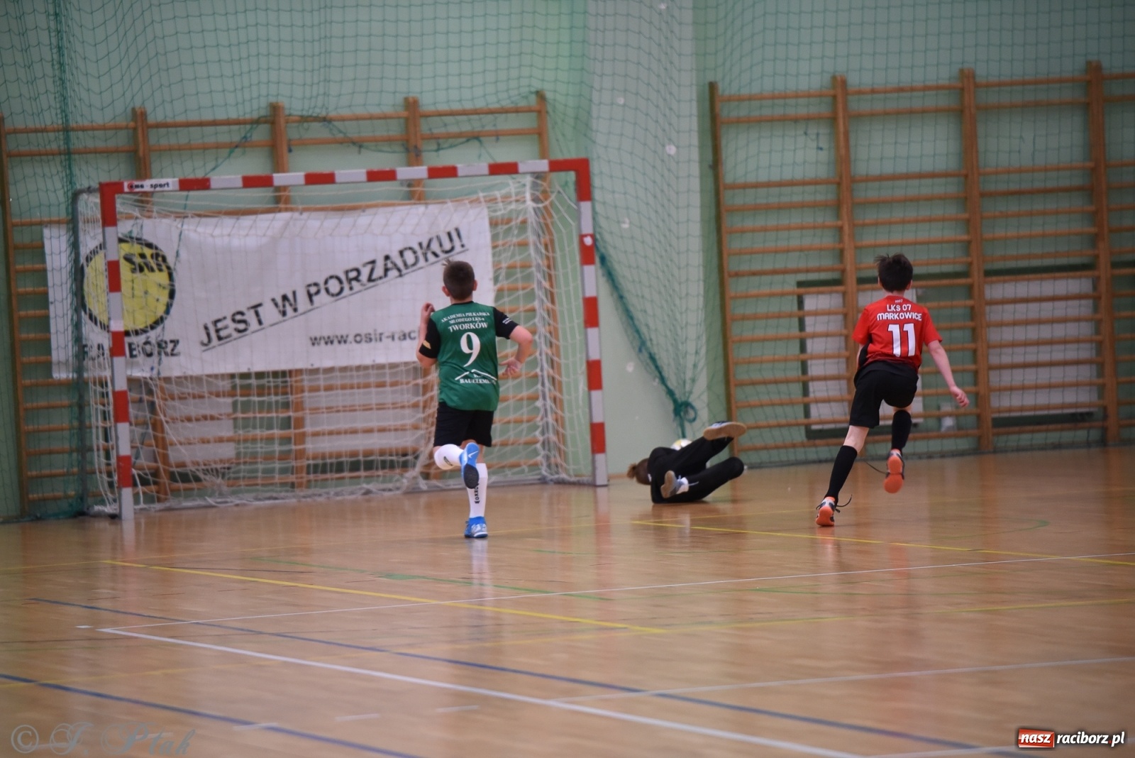 Zdjęcie w galerii na portalu naszraciborz.pl: Halowa rywalizacja o puchar prezesa ŚlZPN [FOTO] wiadomości z regionu