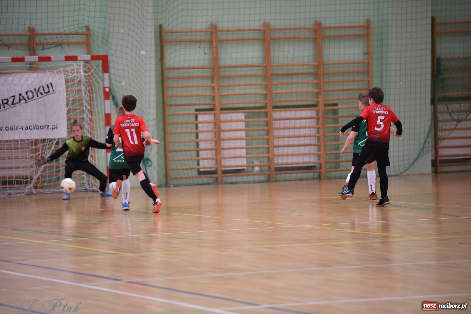 Zdjęcie w galerii na portalu naszraciborz.pl: Halowa rywalizacja o puchar prezesa ŚlZPN [FOTO] wiadomości z regionu