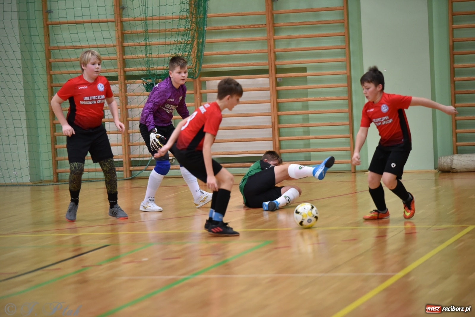 Zdjęcie w galerii na portalu naszraciborz.pl: Halowa rywalizacja o puchar prezesa ŚlZPN [FOTO] wiadomości z regionu