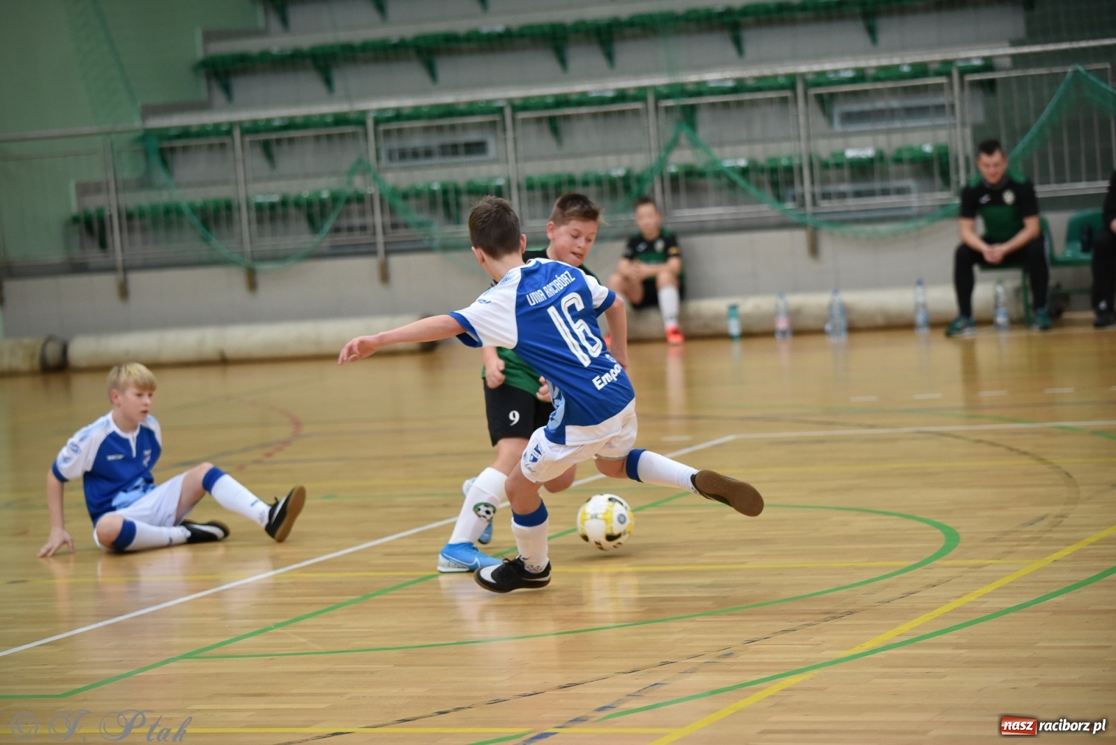 Zdjęcie w galerii na portalu naszraciborz.pl: Halowa rywalizacja o puchar prezesa ŚlZPN [FOTO] wiadomości z regionu