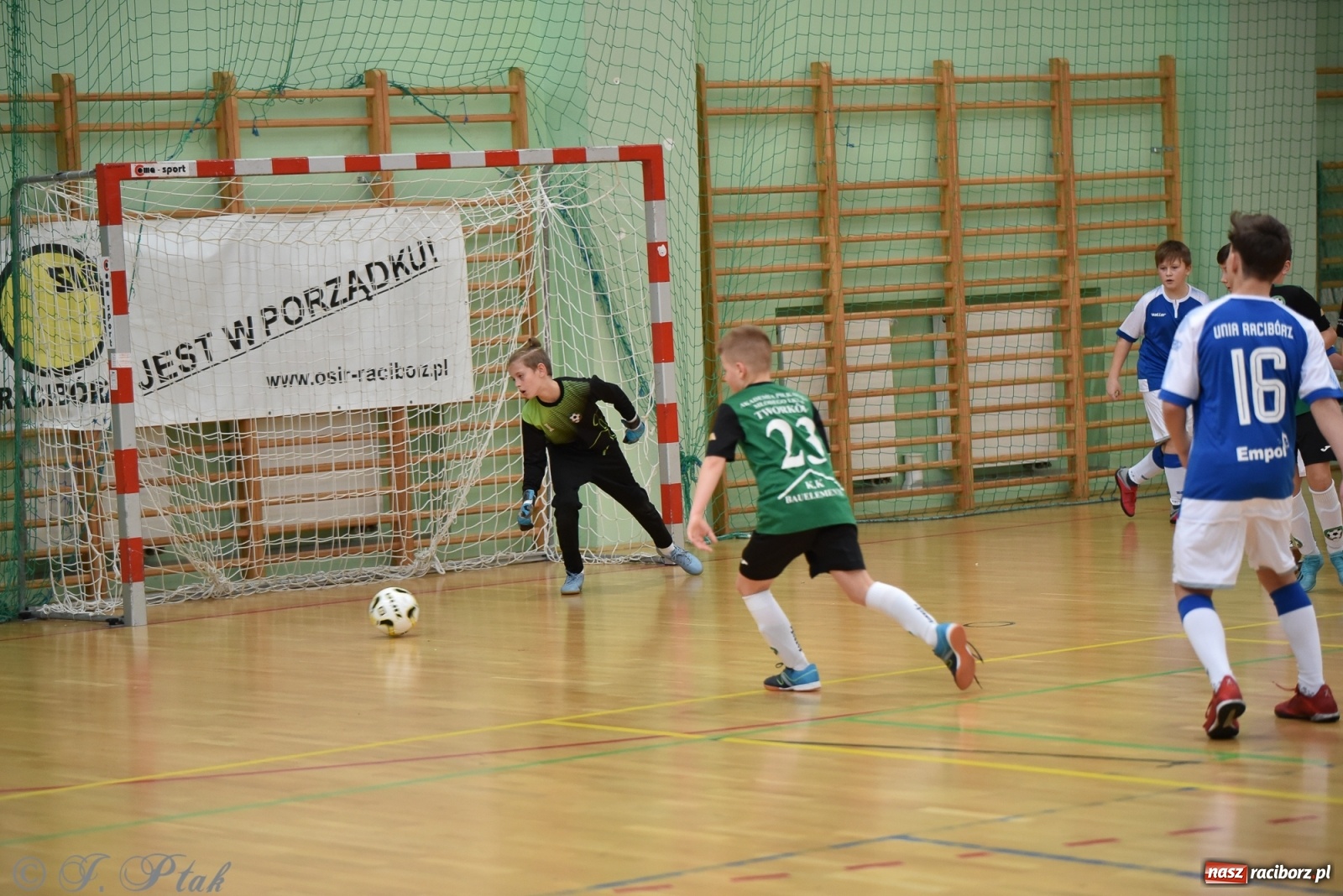 Zdjęcie w galerii na portalu naszraciborz.pl: Halowa rywalizacja o puchar prezesa ŚlZPN [FOTO] wiadomości z regionu