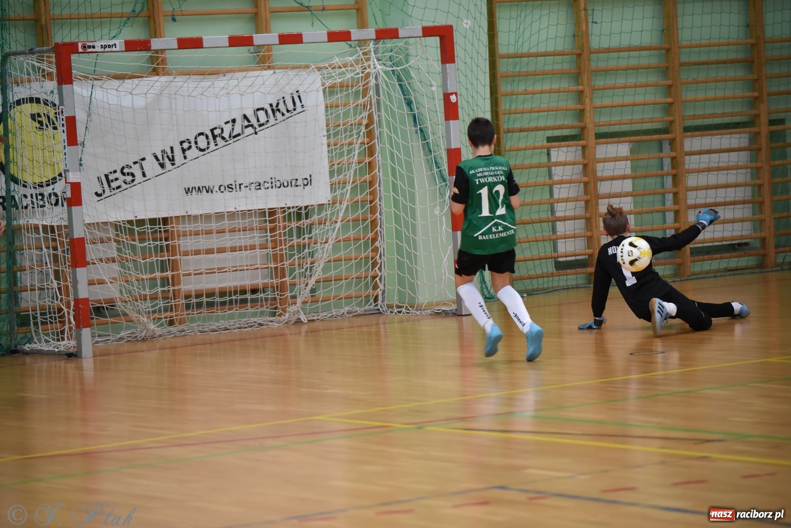 Zdjęcie w galerii na portalu naszraciborz.pl: Halowa rywalizacja o puchar prezesa ŚlZPN [FOTO] wiadomości z regionu