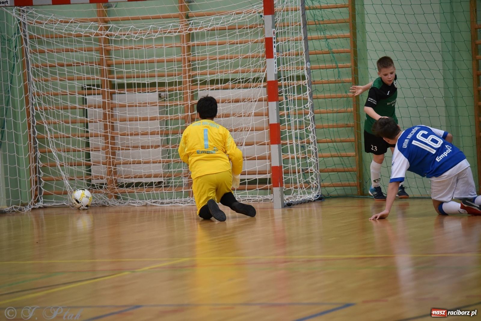 Zdjęcie w galerii na portalu naszraciborz.pl: Halowa rywalizacja o puchar prezesa ŚlZPN [FOTO] wiadomości z regionu