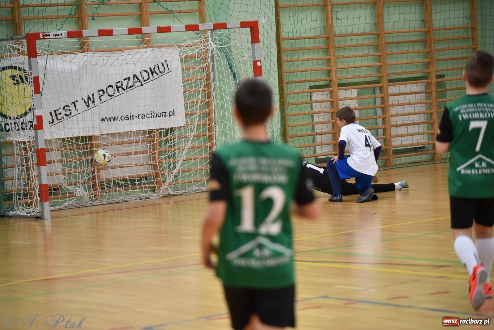 Zdjęcie w galerii na portalu naszraciborz.pl: Halowa rywalizacja o puchar prezesa ŚlZPN [FOTO] wiadomości z regionu