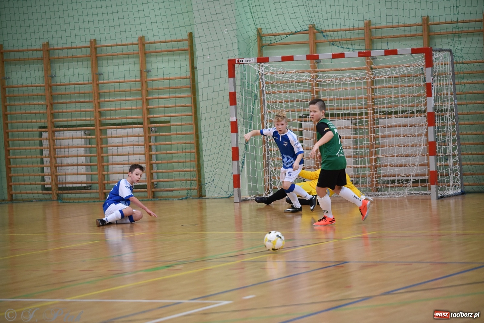 Zdjęcie w galerii na portalu naszraciborz.pl: Halowa rywalizacja o puchar prezesa ŚlZPN [FOTO] wiadomości z regionu