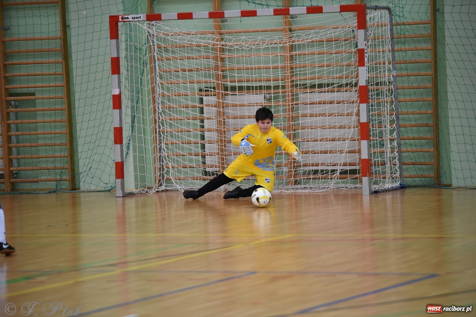 Zdjęcie w galerii na portalu naszraciborz.pl: Halowa rywalizacja o puchar prezesa ŚlZPN [FOTO] wiadomości z regionu