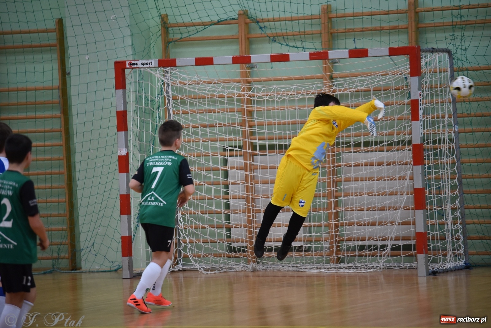 Zdjęcie w galerii na portalu naszraciborz.pl: Halowa rywalizacja o puchar prezesa ŚlZPN [FOTO] wiadomości z regionu