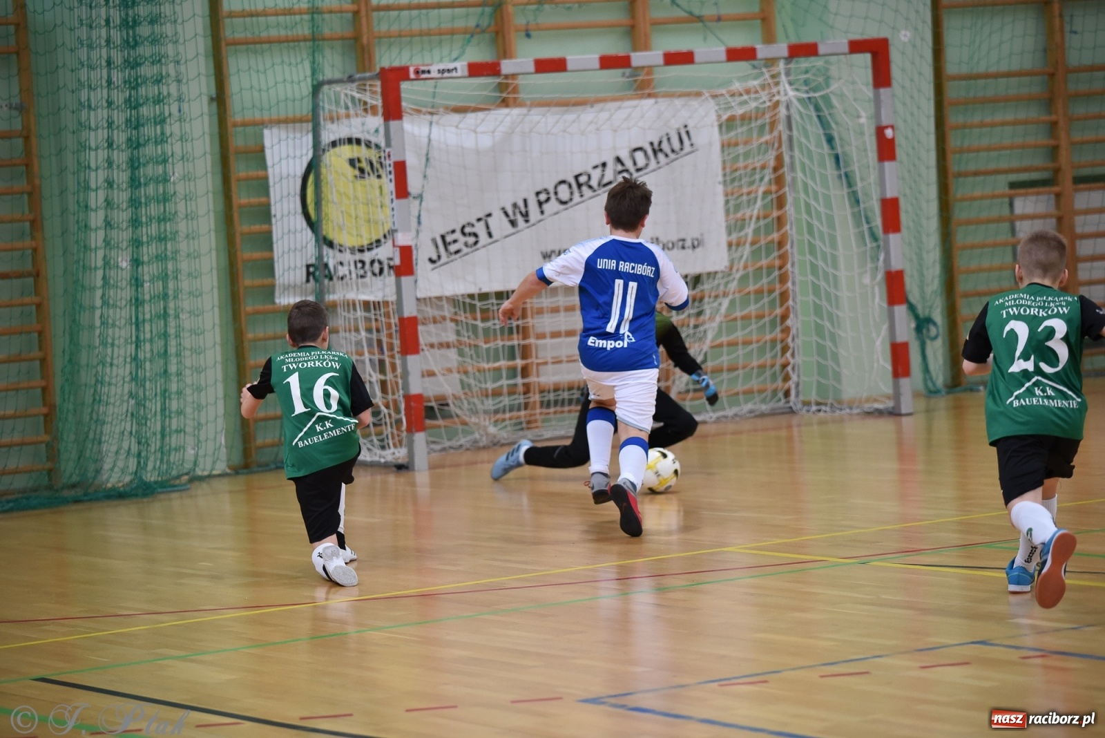 Zdjęcie w galerii na portalu naszraciborz.pl: Halowa rywalizacja o puchar prezesa ŚlZPN [FOTO] wiadomości z regionu