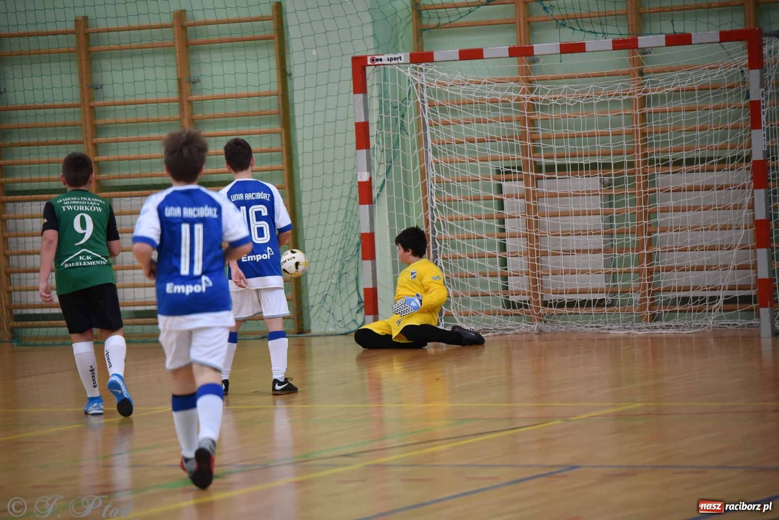 Zdjęcie w galerii na portalu naszraciborz.pl: Halowa rywalizacja o puchar prezesa ŚlZPN [FOTO] wiadomości z regionu