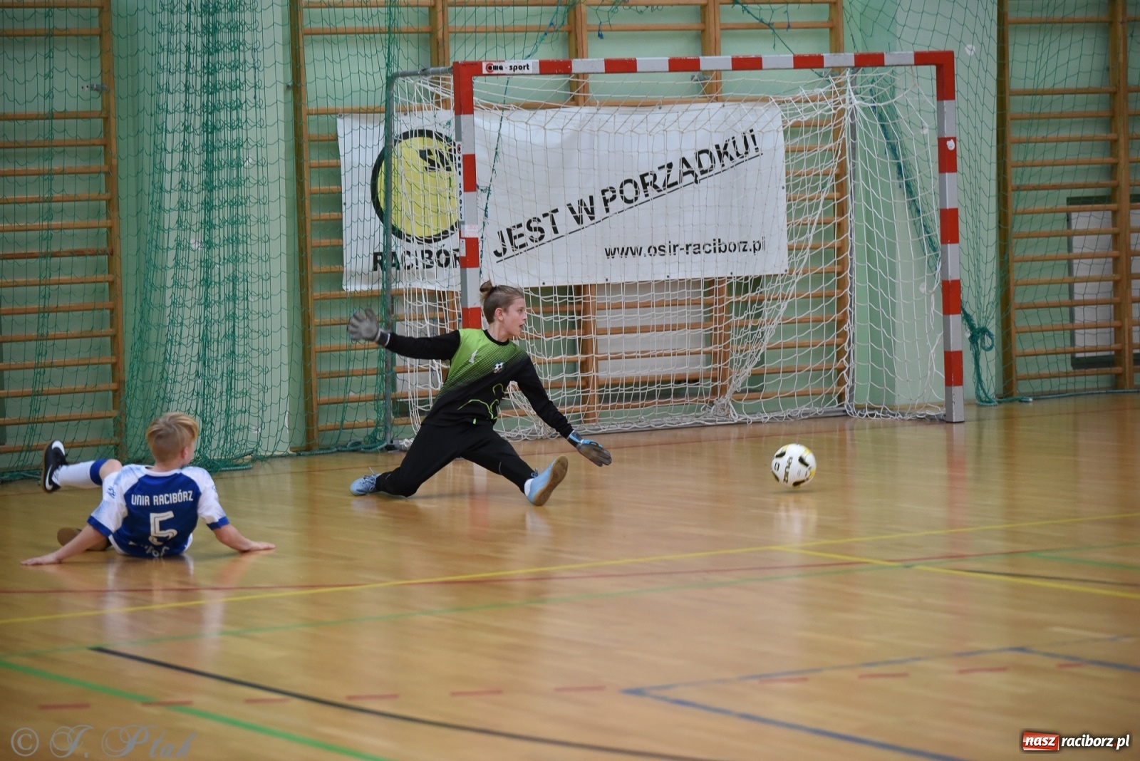 Zdjęcie w galerii na portalu naszraciborz.pl: Halowa rywalizacja o puchar prezesa ŚlZPN [FOTO] wiadomości z regionu