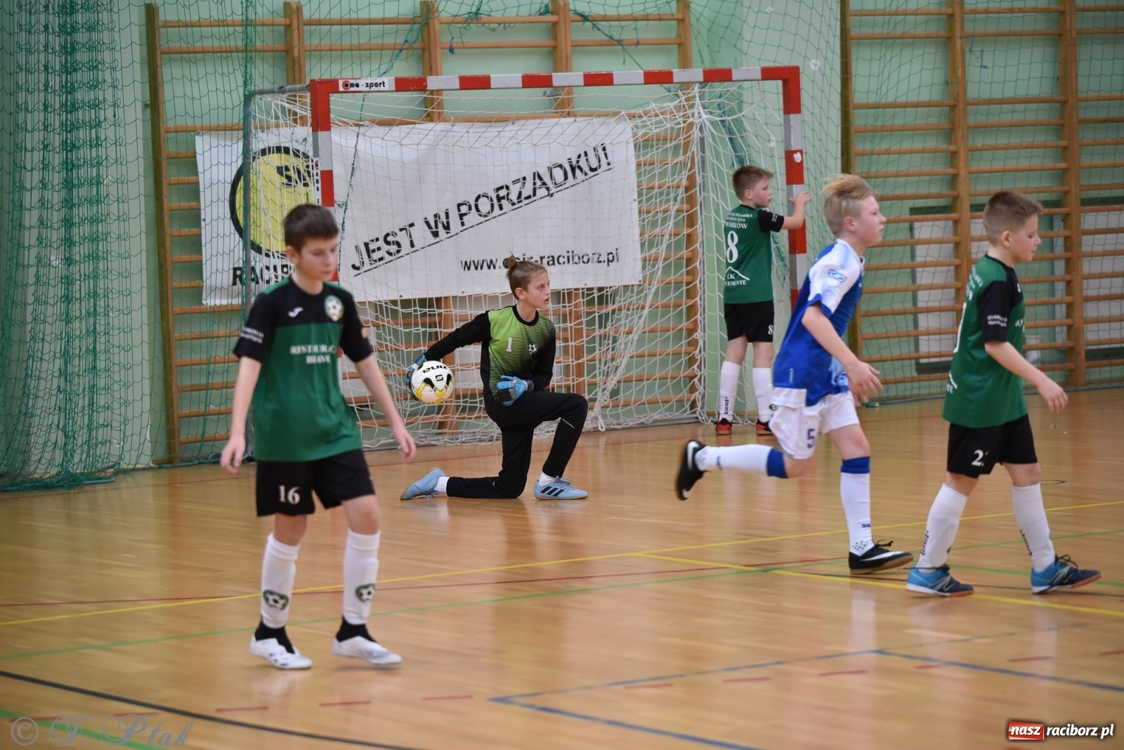 Zdjęcie w galerii na portalu naszraciborz.pl: Halowa rywalizacja o puchar prezesa ŚlZPN [FOTO] wiadomości z regionu