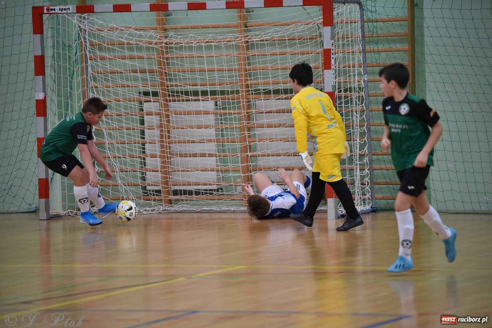 Zdjęcie w galerii na portalu naszraciborz.pl: Halowa rywalizacja o puchar prezesa ŚlZPN [FOTO] wiadomości z regionu
