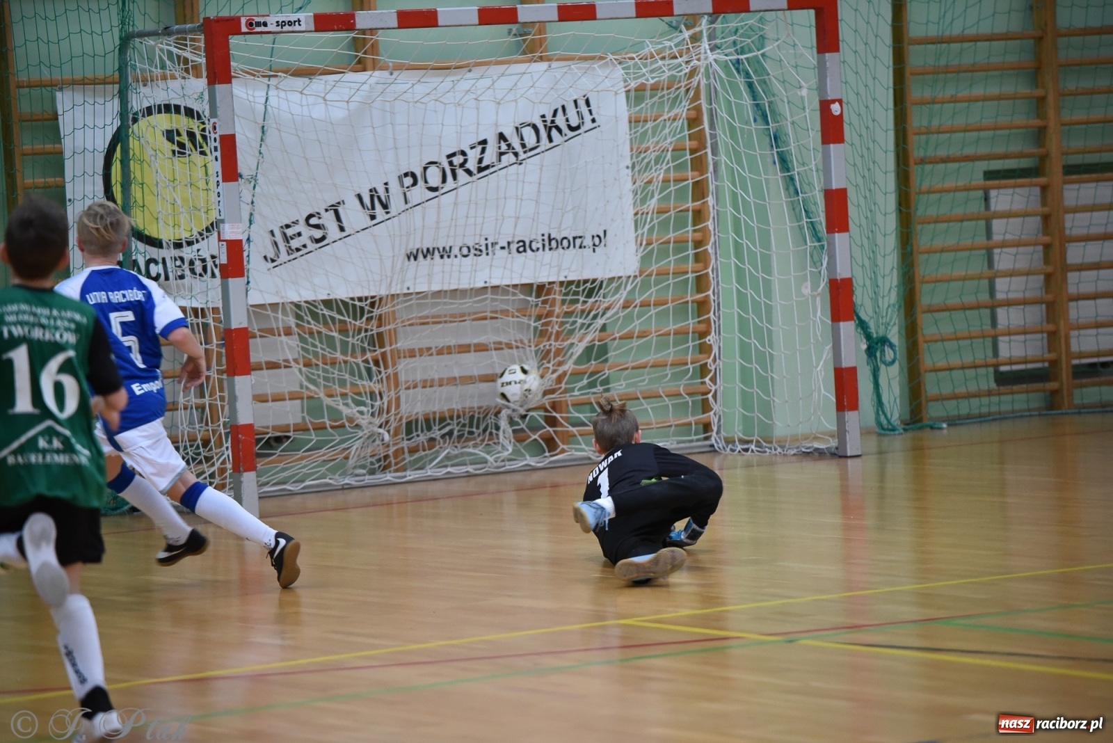 Zdjęcie w galerii na portalu naszraciborz.pl: Halowa rywalizacja o puchar prezesa ŚlZPN [FOTO] wiadomości z regionu
