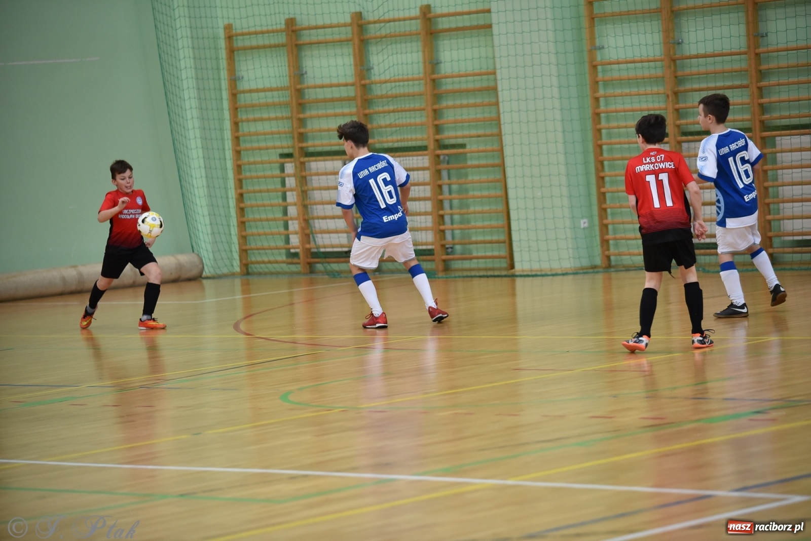 Zdjęcie w galerii na portalu naszraciborz.pl: Halowa rywalizacja o puchar prezesa ŚlZPN [FOTO] wiadomości z regionu