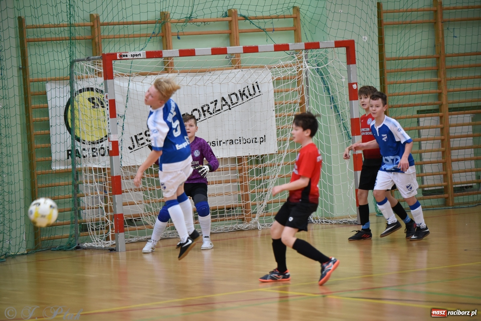 Zdjęcie w galerii na portalu naszraciborz.pl: Halowa rywalizacja o puchar prezesa ŚlZPN [FOTO] wiadomości z regionu