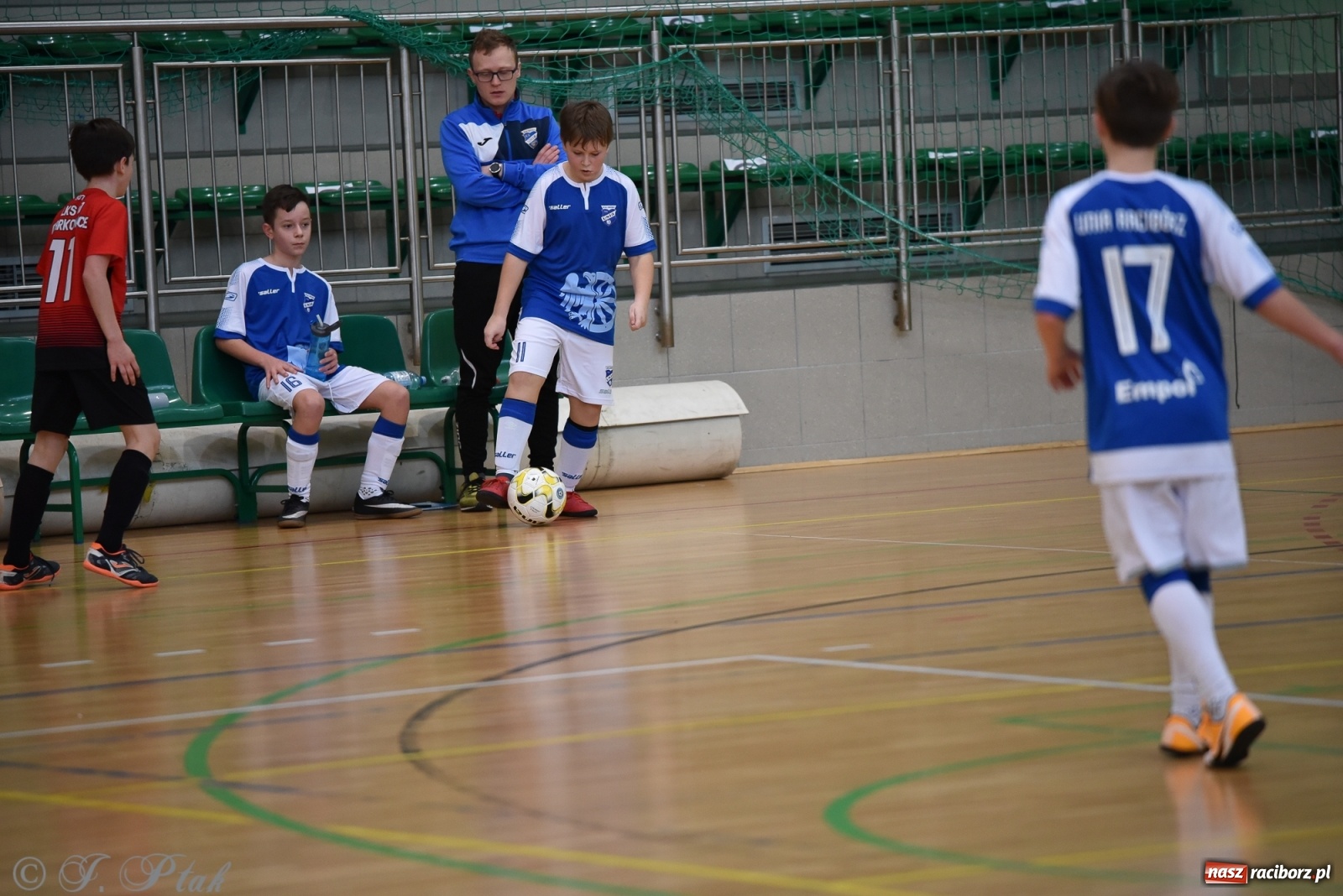 Zdjęcie w galerii na portalu naszraciborz.pl: Halowa rywalizacja o puchar prezesa ŚlZPN [FOTO] wiadomości z regionu