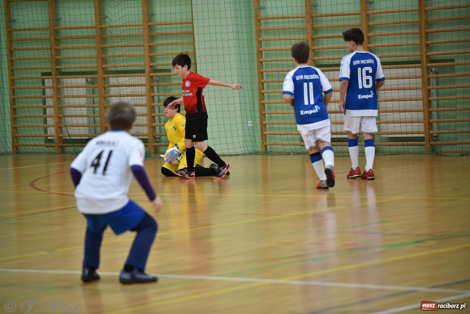 Zdjęcie w galerii na portalu naszraciborz.pl: Halowa rywalizacja o puchar prezesa ŚlZPN [FOTO] wiadomości z regionu