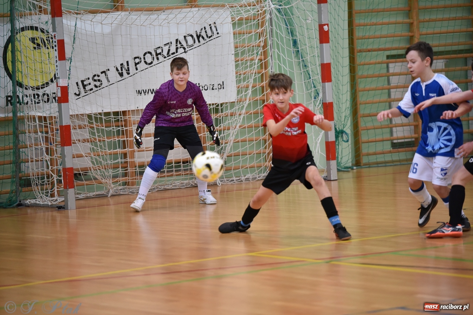 Zdjęcie w galerii na portalu naszraciborz.pl: Halowa rywalizacja o puchar prezesa ŚlZPN [FOTO] wiadomości z regionu