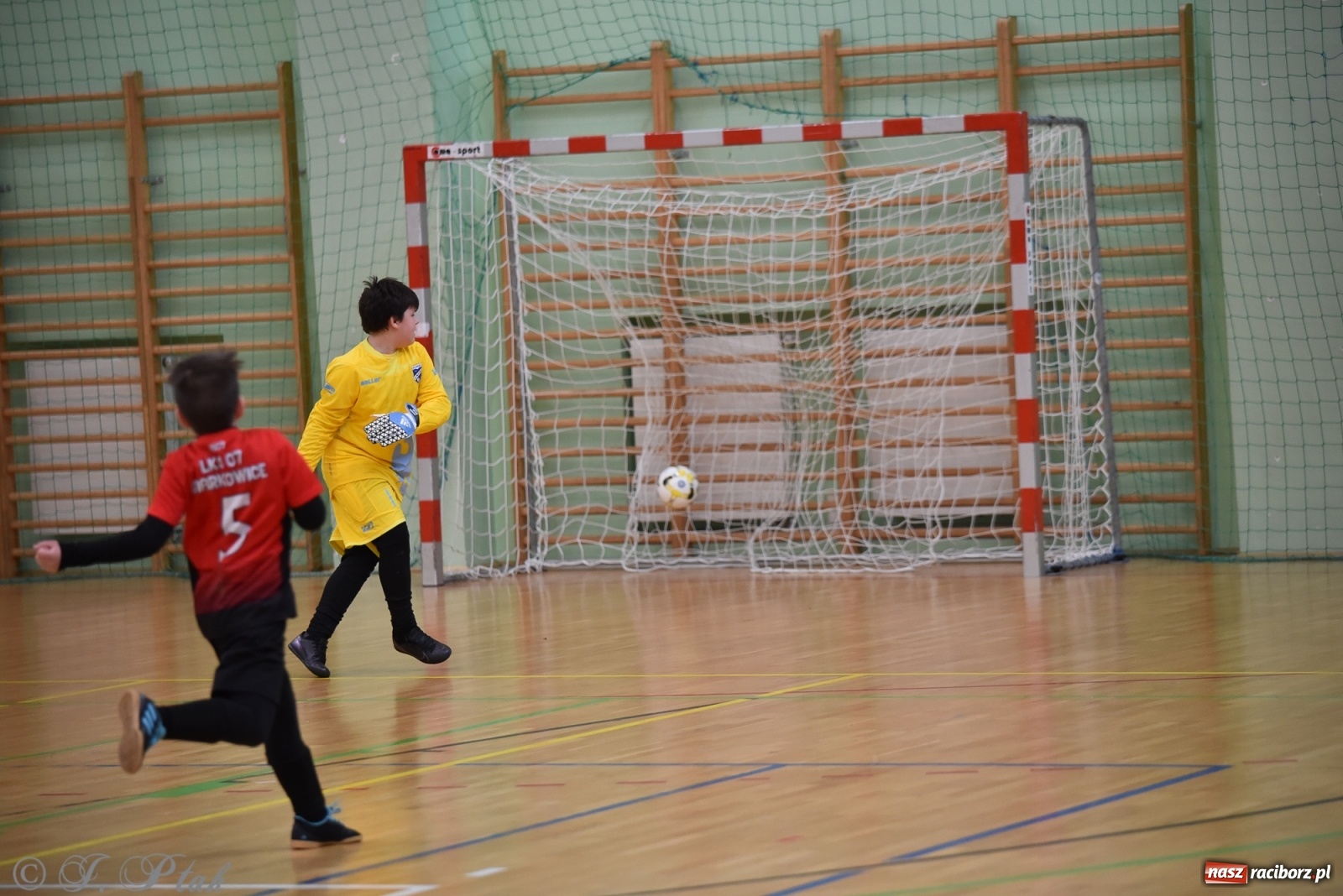 Zdjęcie w galerii na portalu naszraciborz.pl: Halowa rywalizacja o puchar prezesa ŚlZPN [FOTO] wiadomości z regionu