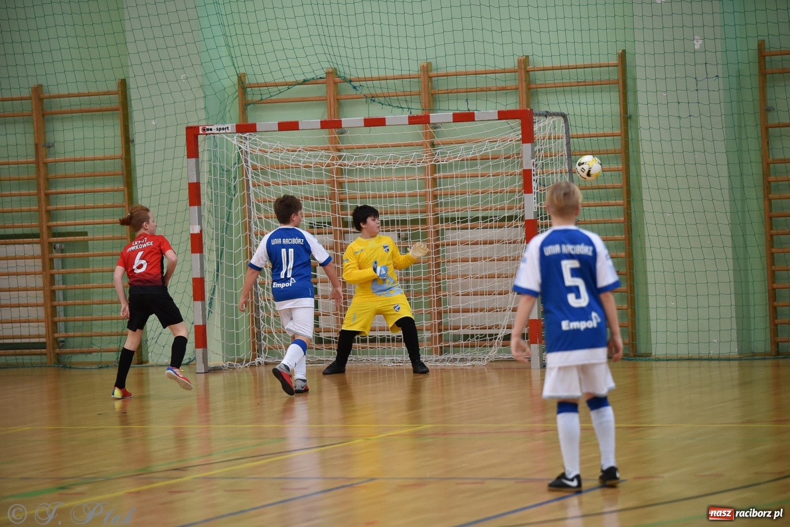 Zdjęcie w galerii na portalu naszraciborz.pl: Halowa rywalizacja o puchar prezesa ŚlZPN [FOTO] wiadomości z regionu