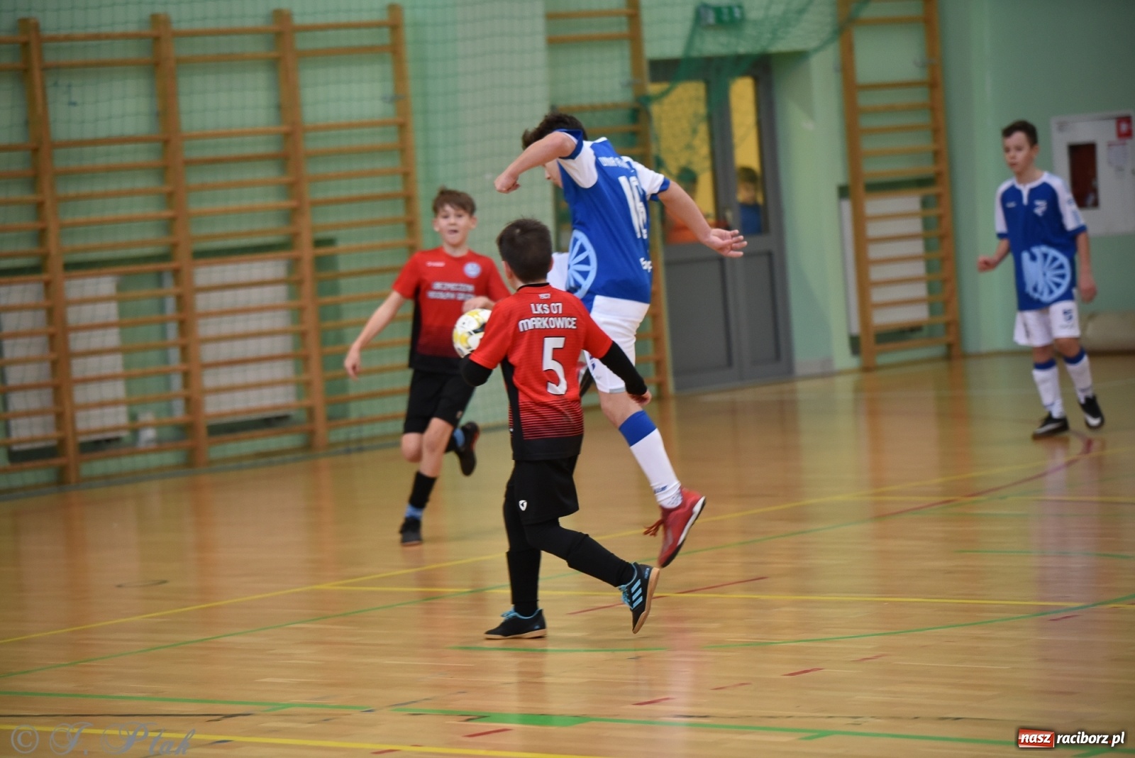 Zdjęcie w galerii na portalu naszraciborz.pl: Halowa rywalizacja o puchar prezesa ŚlZPN [FOTO] wiadomości z regionu