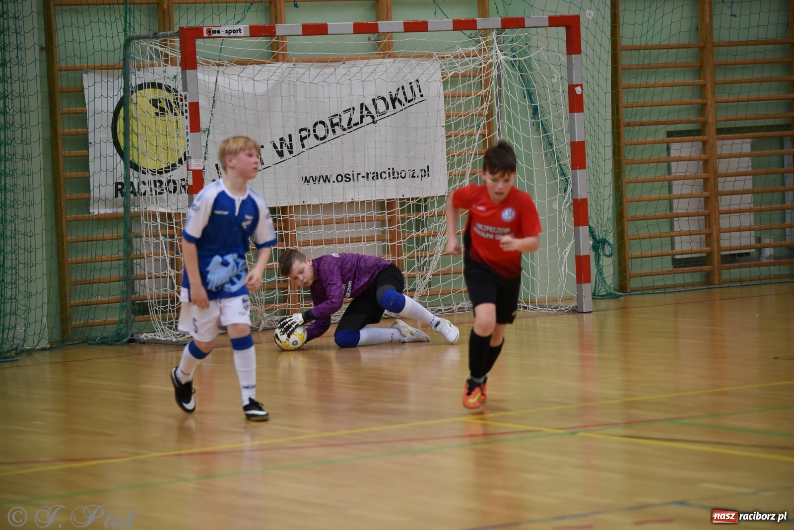 Zdjęcie w galerii na portalu naszraciborz.pl: Halowa rywalizacja o puchar prezesa ŚlZPN [FOTO] wiadomości z regionu