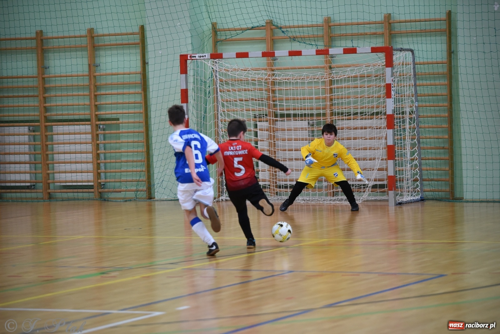 Zdjęcie w galerii na portalu naszraciborz.pl: Halowa rywalizacja o puchar prezesa ŚlZPN [FOTO] wiadomości z regionu
