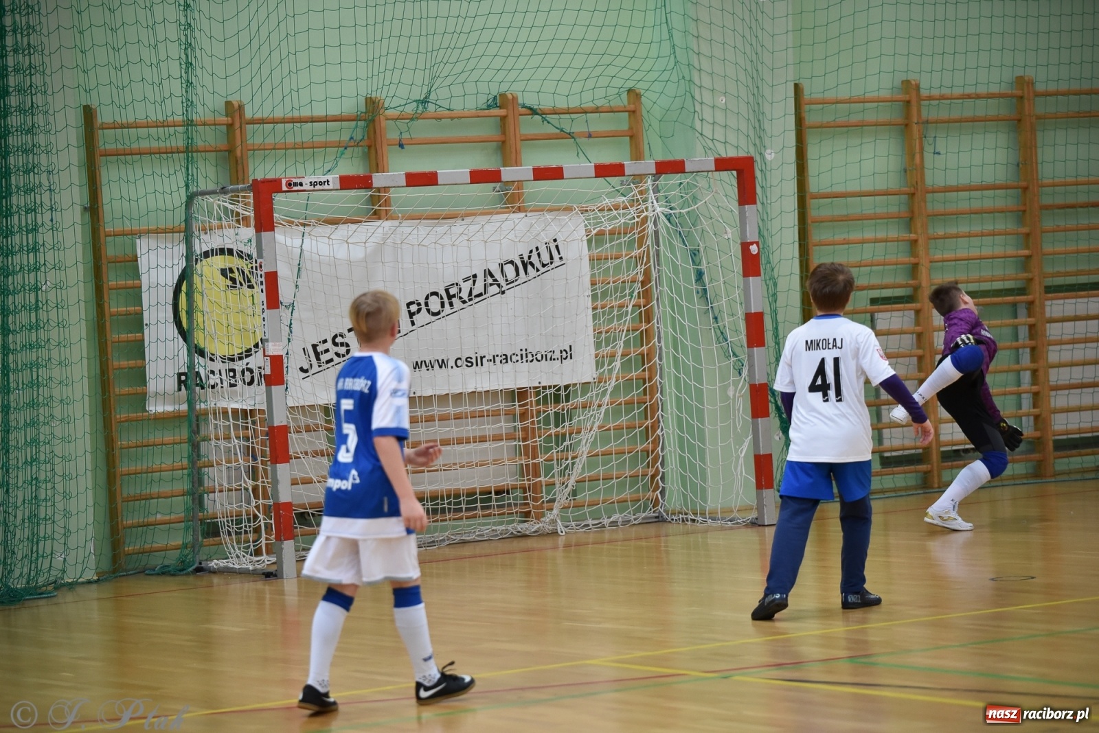 Zdjęcie w galerii na portalu naszraciborz.pl: Halowa rywalizacja o puchar prezesa ŚlZPN [FOTO] wiadomości z regionu