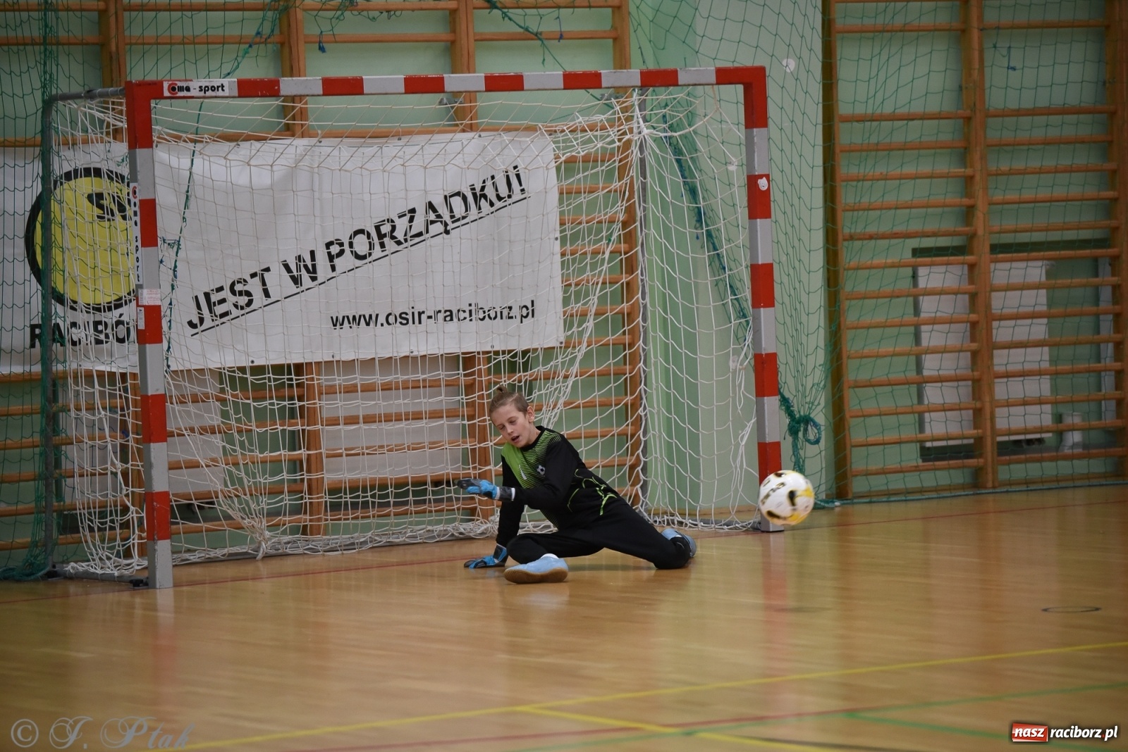 Zdjęcie w galerii na portalu naszraciborz.pl: Halowa rywalizacja o puchar prezesa ŚlZPN [FOTO] wiadomości z regionu