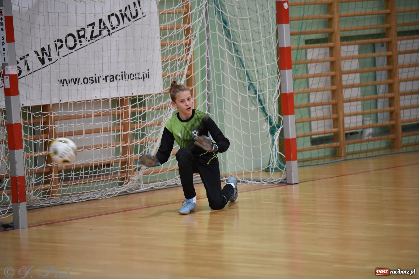 Zdjęcie w galerii na portalu naszraciborz.pl: Halowa rywalizacja o puchar prezesa ŚlZPN [FOTO] wiadomości z regionu