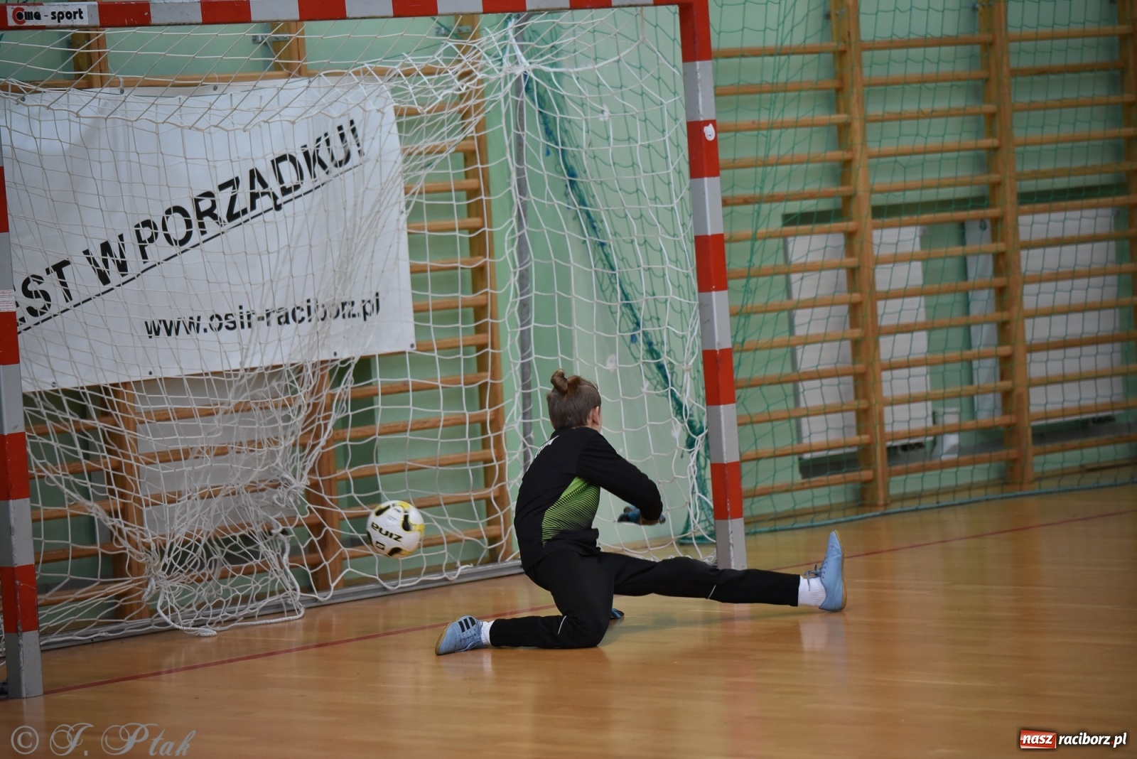 Zdjęcie w galerii na portalu naszraciborz.pl: Halowa rywalizacja o puchar prezesa ŚlZPN [FOTO] wiadomości z regionu