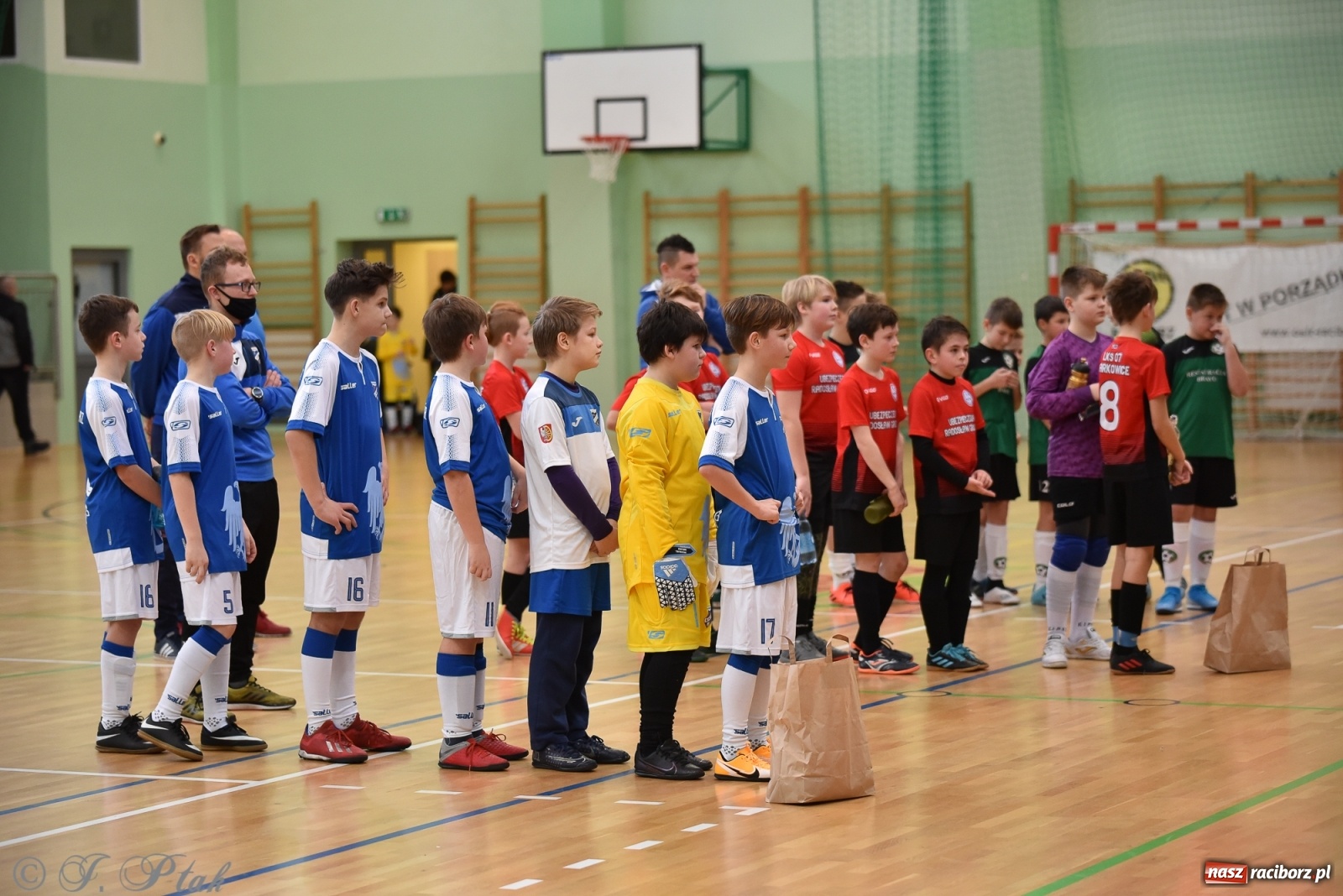 Zdjęcie w galerii na portalu naszraciborz.pl: Halowa rywalizacja o puchar prezesa ŚlZPN [FOTO] wiadomości z regionu
