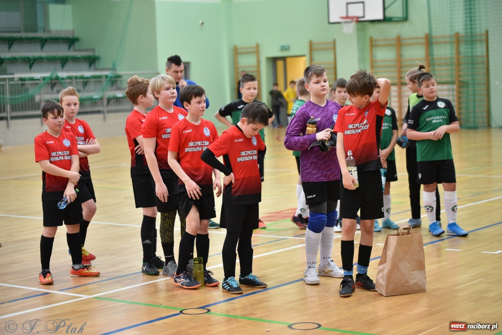 Zdjęcie w galerii na portalu naszraciborz.pl: Halowa rywalizacja o puchar prezesa ŚlZPN [FOTO] wiadomości z regionu