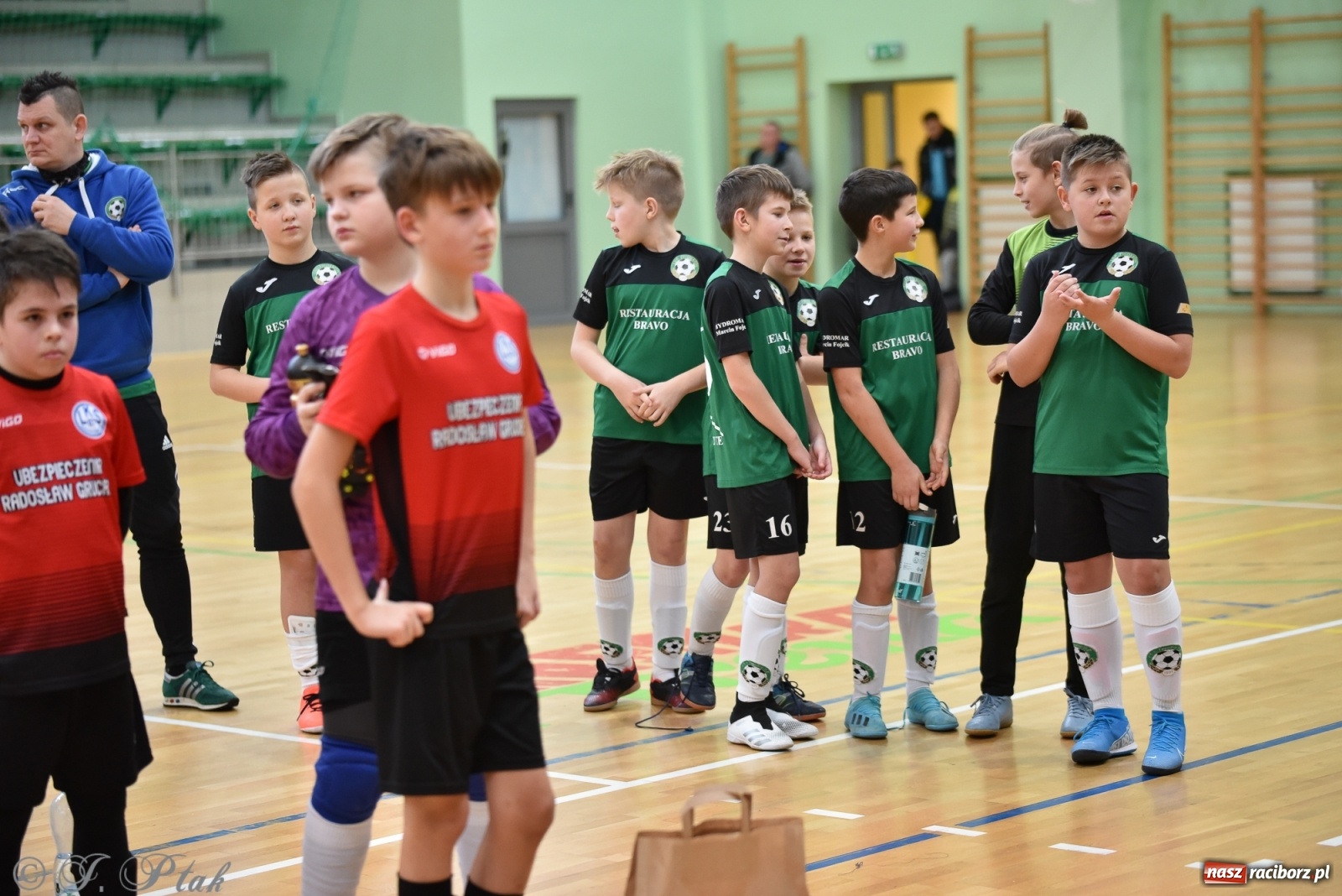 Zdjęcie w galerii na portalu naszraciborz.pl: Halowa rywalizacja o puchar prezesa ŚlZPN [FOTO] wiadomości z regionu