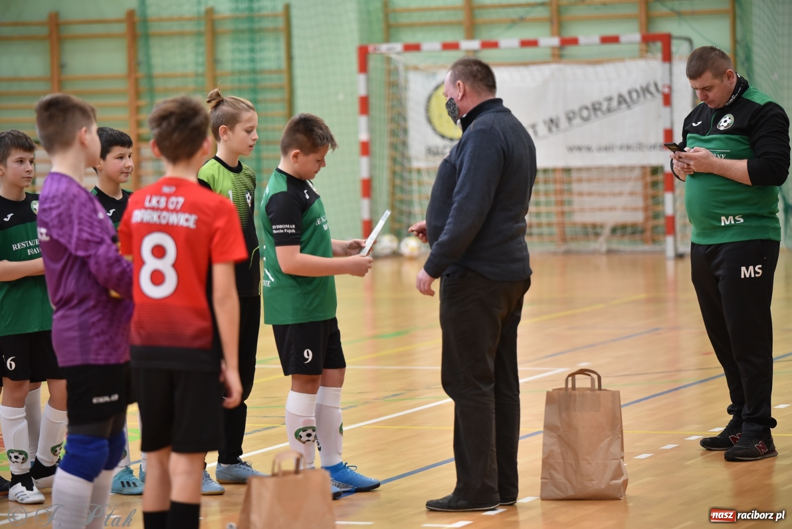 Zdjęcie w galerii na portalu naszraciborz.pl: Halowa rywalizacja o puchar prezesa ŚlZPN [FOTO] wiadomości z regionu