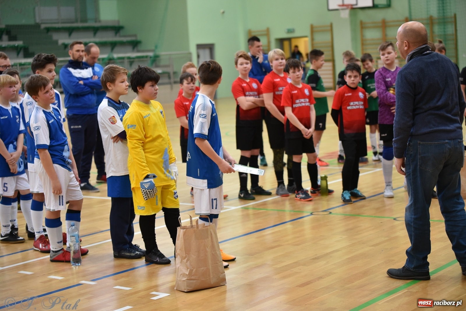 Zdjęcie w galerii na portalu naszraciborz.pl: Halowa rywalizacja o puchar prezesa ŚlZPN [FOTO] wiadomości z regionu