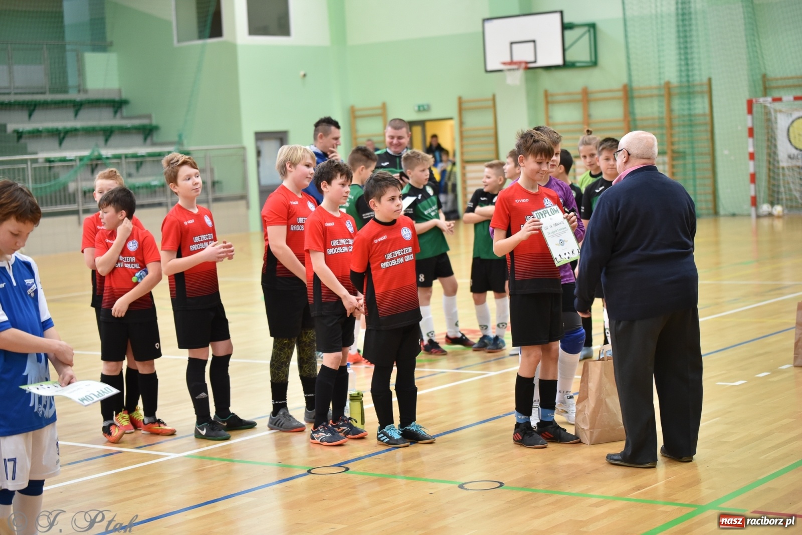 Zdjęcie w galerii na portalu naszraciborz.pl: Halowa rywalizacja o puchar prezesa ŚlZPN [FOTO] wiadomości z regionu