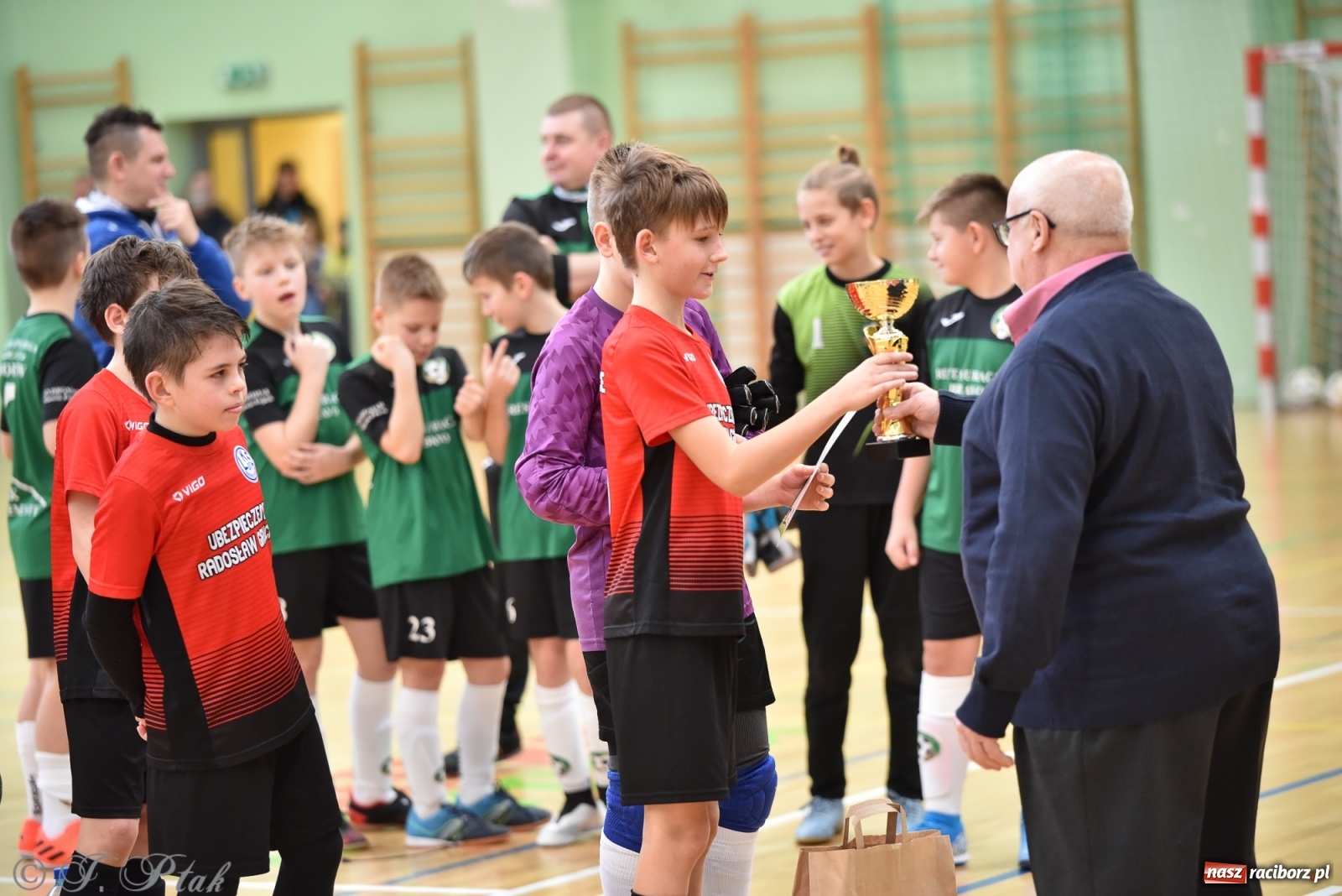 Zdjęcie w galerii na portalu naszraciborz.pl: Halowa rywalizacja o puchar prezesa ŚlZPN [FOTO] wiadomości z regionu